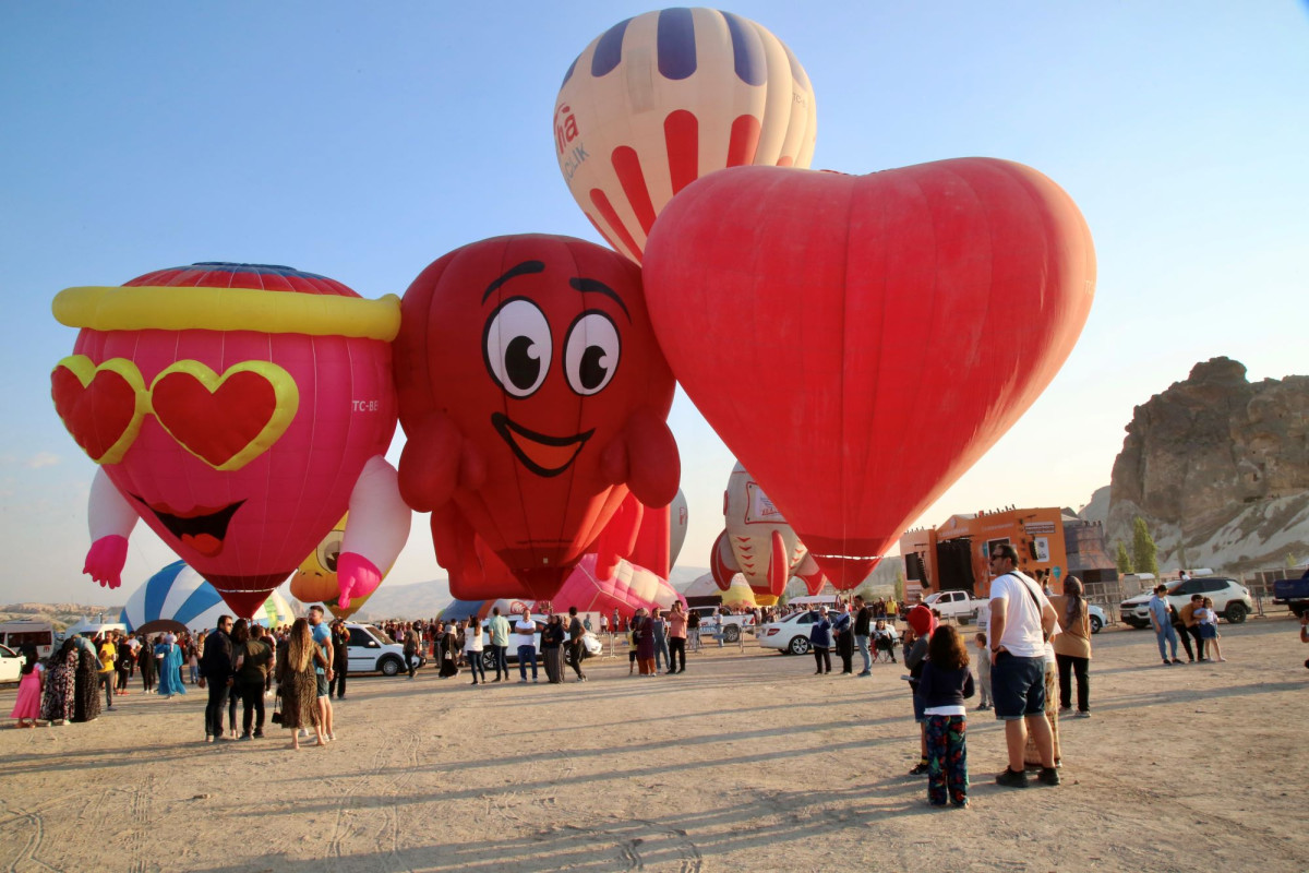 繽紛熱氣球點綴土耳其卡帕多奇亞天空 @Ya!Travel 野旅行新聞網